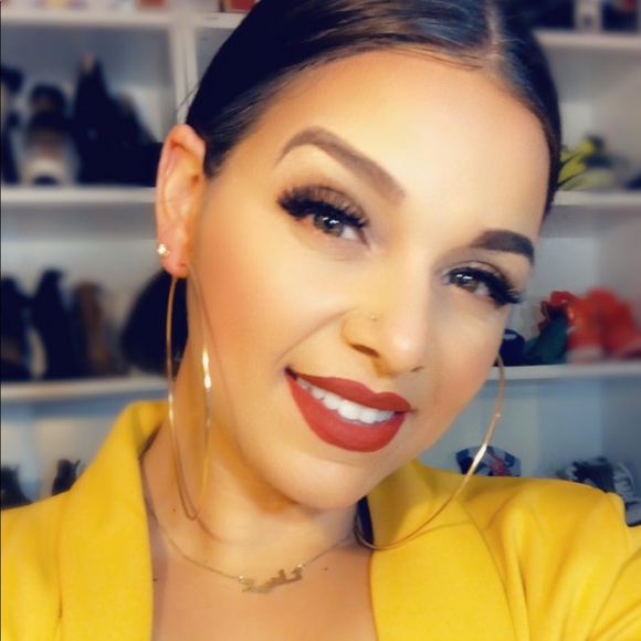 Meet your Posher, Nadia! 🤗☀️ - Picture 1 of 1